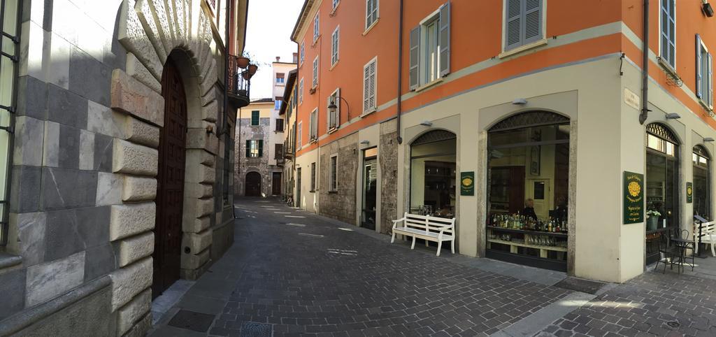 Ancient Courtyard Bonanomi In Como Historic Centre Стая снимка
