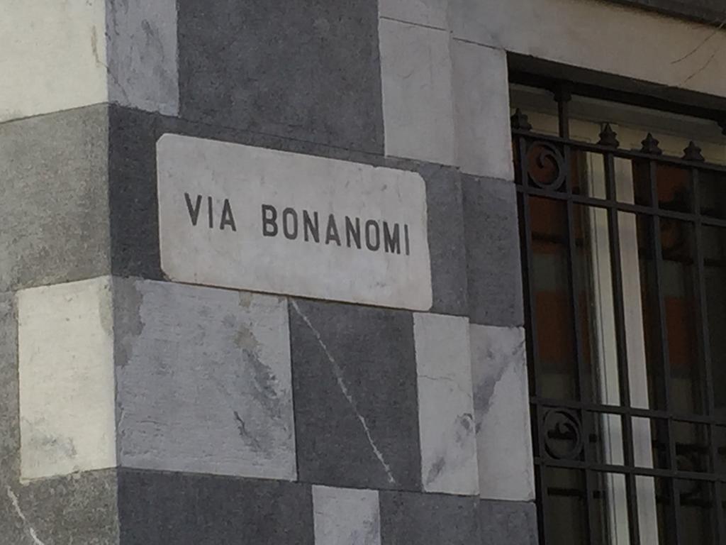 Ancient Courtyard Bonanomi In Como Historic Centre Стая снимка