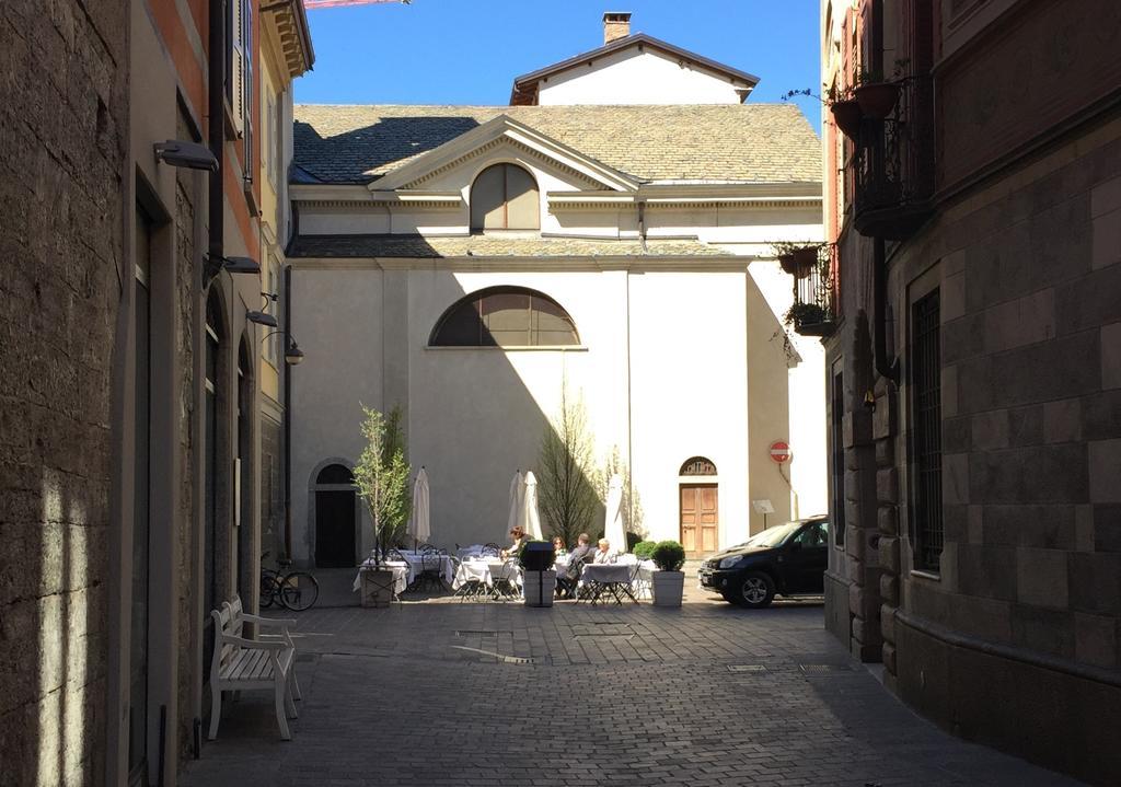 Ancient Courtyard Bonanomi In Como Historic Centre Стая снимка
