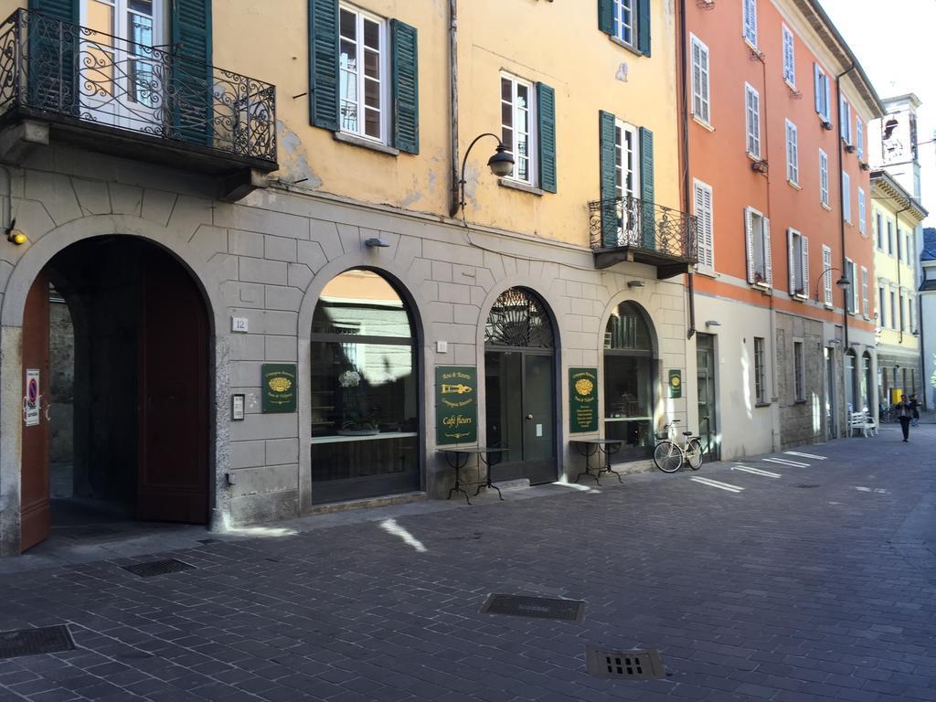 Ancient Courtyard Bonanomi In Como Historic Centre Стая снимка