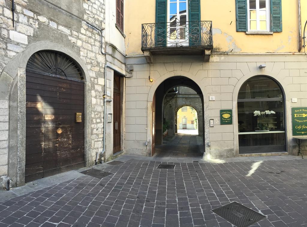Ancient Courtyard Bonanomi In Como Historic Centre Стая снимка